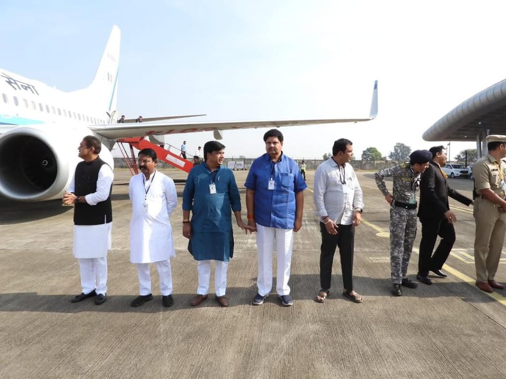 PM Modi Welcomed in Gondia by Local Leaders